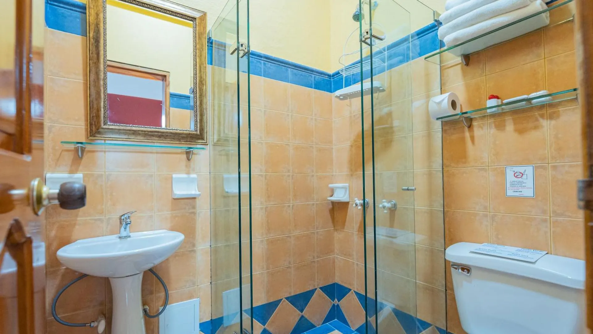 Hotel 3 Banderas Cartagena 3*,